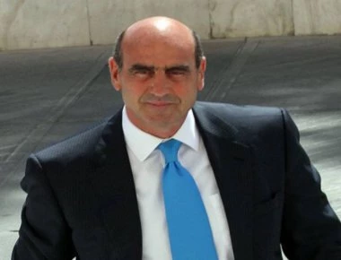 Ο Γ. Βουλγαράκης επιστρέφει με πατερίτσες στο σπίτι του μετά το τροχαία ατύχημα (φωτό)